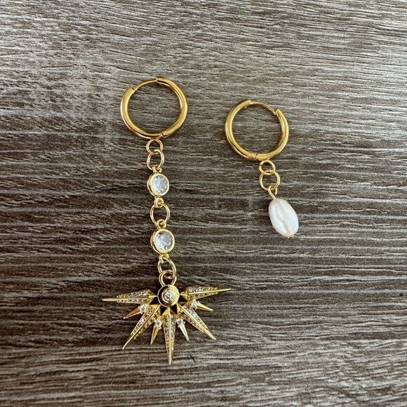 Gold Starburst and Pearl Drop Earrings N843 - Picture 1 of 4